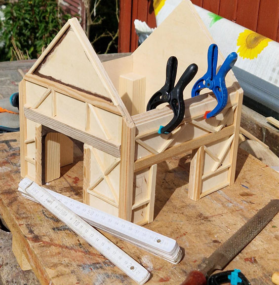 Fachwerk-Vogelhaus in der Entstehung