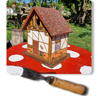 Fachwerk-Vogelhaus Nistkasten mit Details
